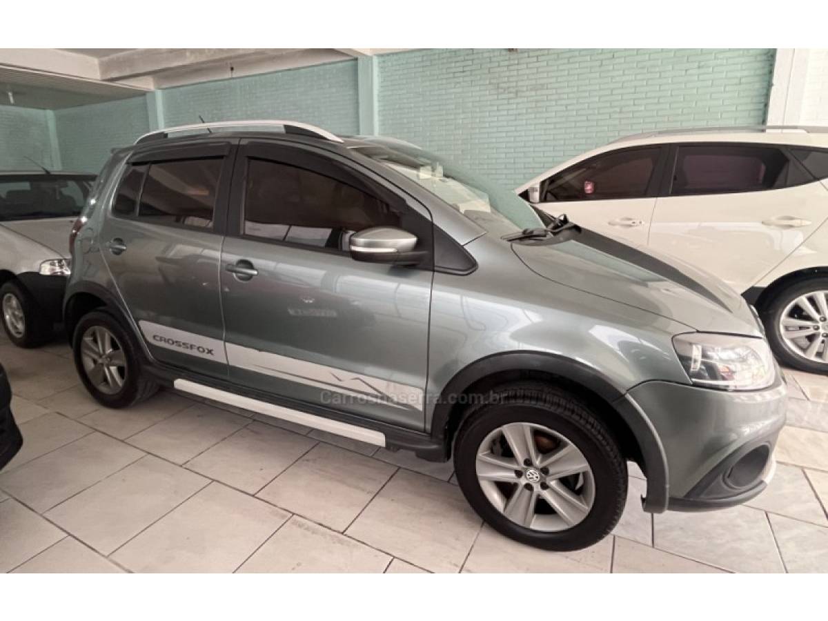 VOLKSWAGEN - CROSSFOX - 2010/2011 - Verde - R$ 42.000,00